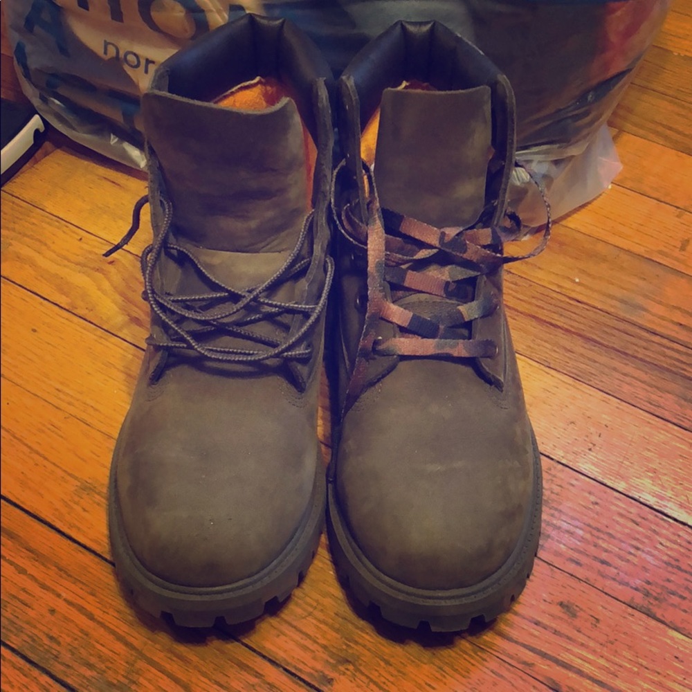 Gently Worn Green w/ Camouflage Sole